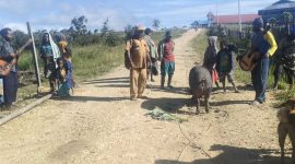 Kepala Desa Kokobaya, Marianus Pinibo, saat menyerahkan bantuan secara simbolis kepada warga dalam rangkaian kegiatan Berbagi Kasih menyambut Natal 2025.