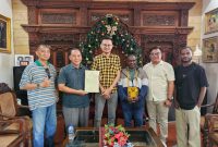 Foto bersama Kepala Dinas Pendidikan, Kepala bidang aset, dan pemilik Rumah usai proses pembayaran. 