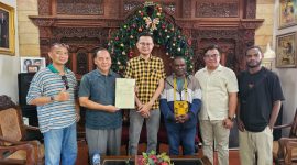 Foto bersama Kepala Dinas Pendidikan, Kepala bidang aset, dan pemilik Rumah usai proses pembayaran. 