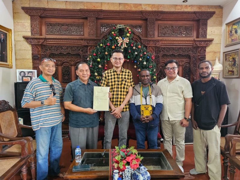 Foto bersama Kepala Dinas Pendidikan, Kepala bidang aset, dan pemilik Rumah usai proses pembayaran. 