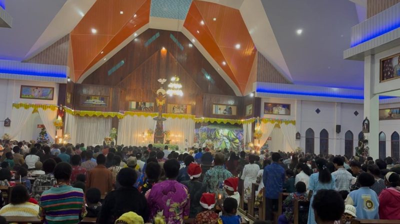 Suasana misa malam Natal di Gereja St. Yohanes pemandi Waghete 24/12/2025.
