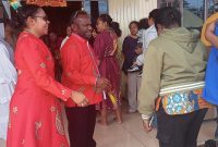 Bupati Deiyai, Bapak Melkianus Mote, ST didampingi Ibu, menyambut hangat kunjungan Forkopimda, para tokoh, dan seluruh elemen masyarakat dalam acara Open House Natal di Kediaman, Kamis (25/12).