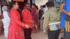 Bupati Deiyai, Bapak Melkianus Mote, ST didampingi Ibu, menyambut hangat kunjungan Forkopimda, para tokoh, dan seluruh elemen masyarakat dalam acara Open House Natal di Kediaman, Kamis (25/12).