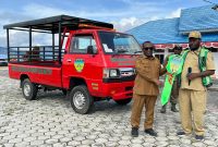 Bupati Deiyai, Melkianus Mote, ST, secara resmi menyerahkan kendaraan operasional baru kepada Dinas Lingkungan Hidup (DLH) untuk memperkuat armada kebersihan di wilayah kita.