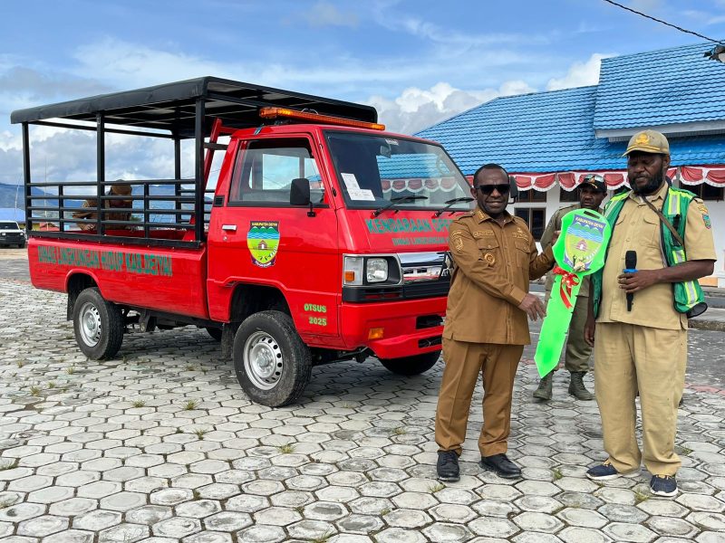 Bupati Deiyai, Melkianus Mote, ST, secara resmi menyerahkan kendaraan operasional baru kepada Dinas Lingkungan Hidup (DLH) untuk memperkuat armada kebersihan di wilayah kita.