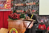 Bupati Deiyai, Melkianus Mote, ST., menyampaikan sambutan dalam perayaan Natal Pemda Deiyai di Gereja Kingmi Antiokhia Waghete (30/12). 
