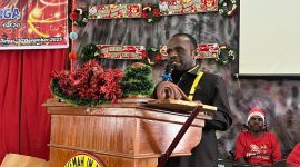 Bupati Deiyai, Melkianus Mote, ST., menyampaikan sambutan dalam perayaan Natal Pemda Deiyai di Gereja Kingmi Antiokhia Waghete (30/12). 