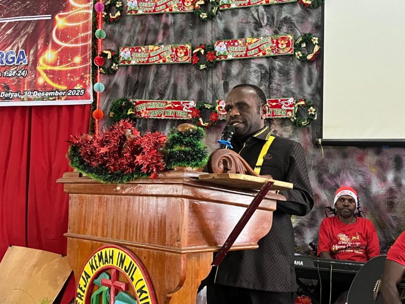 Bupati Deiyai, Melkianus Mote, ST., menyampaikan sambutan dalam perayaan Natal Pemda Deiyai di Gereja Kingmi Antiokhia Waghete (30/12). 