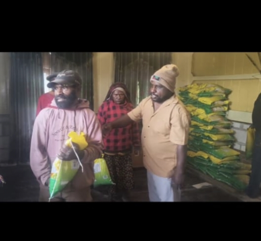 Bertepatan dengan Hari Ibu Nasional (22/12), Bapak Yeheskiel Kotouki, SH., MH. kembali menyalurkan bantuan beras bagi masyarakat di 7 Desa (Wilayah Bomou, Kampung Amago hingga Oneibo).