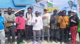 Bupati di dampingi direktur RSUD bersama Medis foto bersama usai prosesi penyerahan Kunci Mobil Ambulance di halaman kantor Bupati, pada 19/12/2025. 