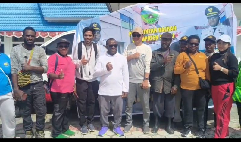 Bupati di dampingi direktur RSUD bersama Medis foto bersama usai prosesi penyerahan Kunci Mobil Ambulance di halaman kantor Bupati, pada 19/12/2025. 