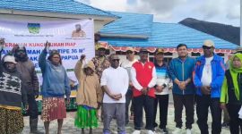 Bupati Deiyai didampingi Asisten II, Sejumlah Kepala OPD, Staff Ahli, kadis Perumahan dan kawasan pemukiman bersama bapa ibu penerima bantuan foto bersama usai penyerahan kunci di halaman kantor bupati pada Jumat, 19/12/2025. 