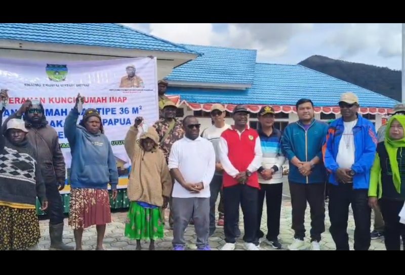 Bupati Deiyai didampingi Asisten II, Sejumlah Kepala OPD, Staff Ahli, kadis Perumahan dan kawasan pemukiman bersama bapa ibu penerima bantuan foto bersama usai penyerahan kunci di halaman kantor bupati pada Jumat, 19/12/2025. 
