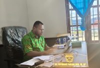 ​"Kepala DPMK Kabupaten Deiyai, Dr. Ferdinant Pakage, MM., M.AP., saat memberikan keterangan terkait percepatan penyelesaian LPJ dan RPD Dana Desa di ruang kerjanya. Beliau menegaskan pentingnya transparansi demi kelancaran pembangunan di 67 kampung di Kabupaten Deiyai."