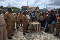 Bupati Deiyai, Melkianus Mote, ST, menyerahkan secara simbolis bantuan mesin pelet pakan babi kepada perwakilan peternak di halaman Kantor Bupati Deiyai, Senin (5/1/2026).