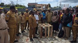 Bupati Deiyai, Melkianus Mote, ST, menyerahkan secara simbolis bantuan mesin pelet pakan babi kepada perwakilan peternak di halaman Kantor Bupati Deiyai, Senin (5/1/2026).