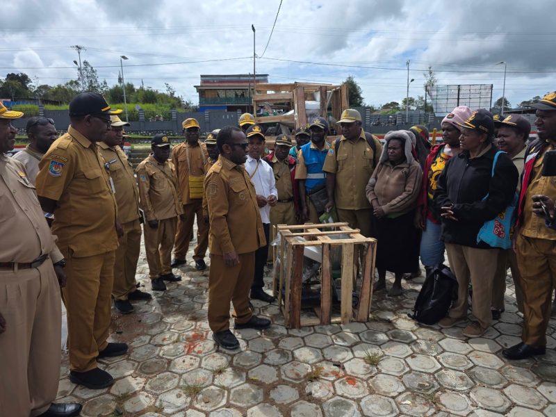 Bupati Deiyai, Melkianus Mote, ST, menyerahkan secara simbolis bantuan mesin pelet pakan babi kepada perwakilan peternak di halaman Kantor Bupati Deiyai, Senin (5/1/2026).