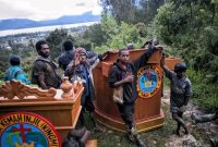 Jarak dan terjalnya gunung bukan penghalang bagi jemaat Gereja KINGMI Bahtera Bomou III. Kemarin (6/1), dengan penuh sukacita, Altar baru berhasil diangkat menuju puncak Yibagouoweta melalui aksi gotong royong.