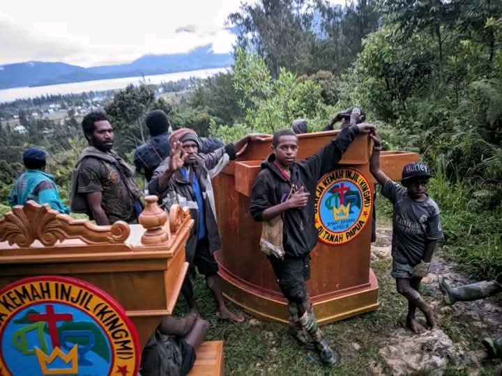 Jarak dan terjalnya gunung bukan penghalang bagi jemaat Gereja KINGMI Bahtera Bomou III. Kemarin (6/1), dengan penuh sukacita, Altar baru berhasil diangkat menuju puncak Yibagouoweta melalui aksi gotong royong.