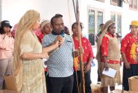 Bupati Melkianus Mote resmi mewajibkan pemukulan 'Ukaa Mapega' sebagai simbol pembukaan setiap kegiatan resmi di lingkungan Kabupaten Deiyai. 