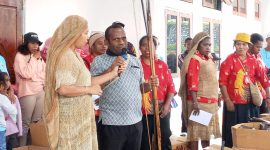 Bupati Melkianus Mote resmi mewajibkan pemukulan 'Ukaa Mapega' sebagai simbol pembukaan setiap kegiatan resmi di lingkungan Kabupaten Deiyai. 