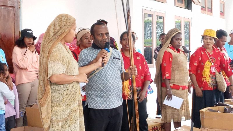 Bupati Melkianus Mote resmi mewajibkan pemukulan 'Ukaa Mapega' sebagai simbol pembukaan setiap kegiatan resmi di lingkungan Kabupaten Deiyai. 