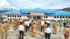 Pimpin Apel Gabungan Perdana 2026, Bupati Deiyai Melkianus Mote, ST, instruksikan penguatan disiplin ASN dan reformasi administrasi kepegawaian.