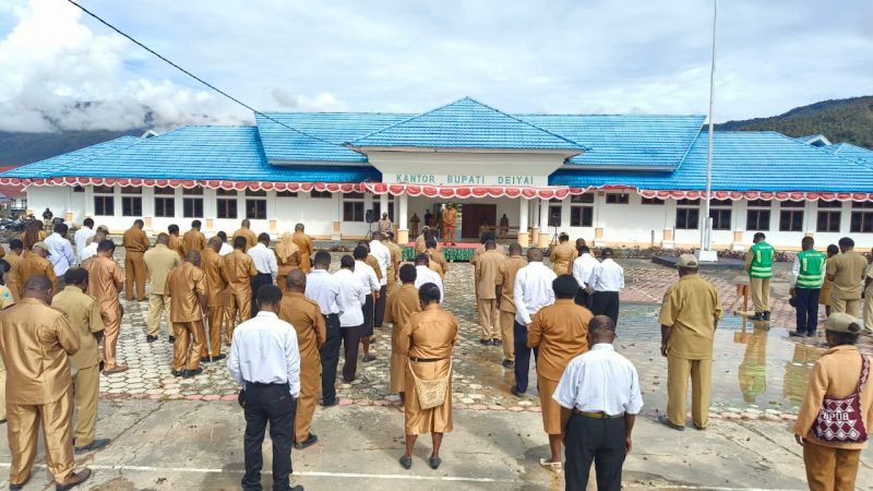 Pimpin Apel Gabungan Perdana 2026, Bupati Deiyai Melkianus Mote, ST, instruksikan penguatan disiplin ASN dan reformasi administrasi kepegawaian.