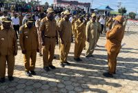 Wakil Bupati Deiyai, Ayub Pigome, saat memberikan arahan dalam Apel Gabungan ASN dan Tenaga Kontrak di halaman Kantor Bupati, Senin (12/1/2026).