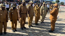 Wakil Bupati Deiyai, Ayub Pigome, saat memberikan arahan dalam Apel Gabungan ASN dan Tenaga Kontrak di halaman Kantor Bupati, Senin (12/1/2026).