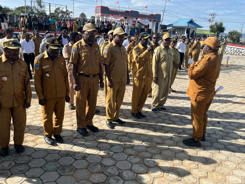 Wakil Bupati Deiyai, Ayub Pigome, saat memberikan arahan dalam Apel Gabungan ASN dan Tenaga Kontrak di halaman Kantor Bupati, Senin (12/1/2026).