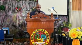 Pemerintah Kabupaten Deiyai yang diwakili Asisten II, Bapak Mesak Pakage, SE, hadir dalam Ibadah Syukur HUT Pekabaran Injil ke-87 Koordinator KINGMI Deiyai di Waghete (13/1).