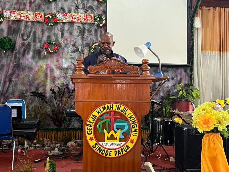 Pemerintah Kabupaten Deiyai yang diwakili Asisten II, Bapak Mesak Pakage, SE, hadir dalam Ibadah Syukur HUT Pekabaran Injil ke-87 Koordinator KINGMI Deiyai di Waghete (13/1).