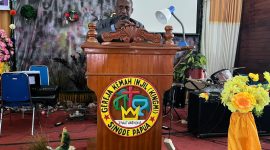Pdt. Pelipus Edowai, S.Th. saat menyampaikan sambutan pada ibadah perayaan HUT Pekabaran Injil ke-87 Tahun di Gedung Gereja Kingmi Antiokhia Waghete pada Selasa, 12/1/2026.
