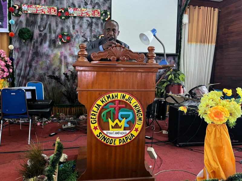 Pdt. Pelipus Edowai, S.Th. saat menyampaikan sambutan pada ibadah perayaan HUT Pekabaran Injil ke-87 Tahun di Gedung Gereja Kingmi Antiokhia Waghete pada Selasa, 12/1/2026.