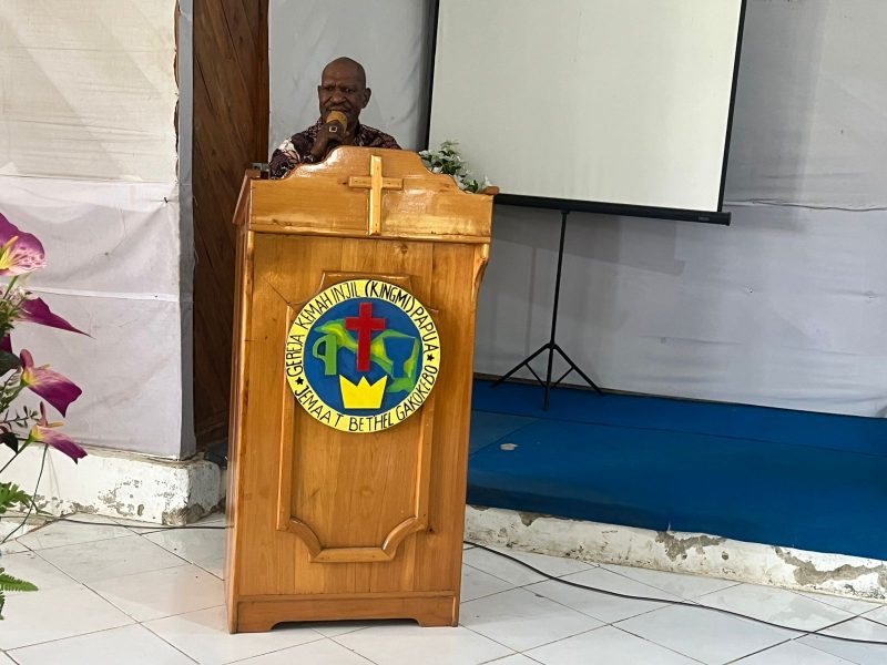 Mewakili Bupati Deiyai, Asisten II Mesak Pakage, S.E., menghadiri pembukaan Rapat Kerja ke-IV Gereja Kingmi Klasis Tigi Utara di Gereja Bethel Gakokebo, Jumat (16/1).