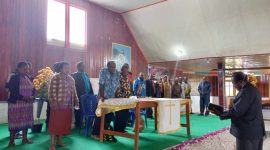 ​“Penuh Syukur: Pdt. Alberth Pekei, S.Th., M.Th. bersama Ketua Panitia Yonas Kotouki, M.Pd. dan pengurus jemaat saat forum evaluasi dan pembubaran Panitia HUT ke-75 Gereja KINGMI Bethani Bomou I di Deiyai, Minggu (18/1/2026).”