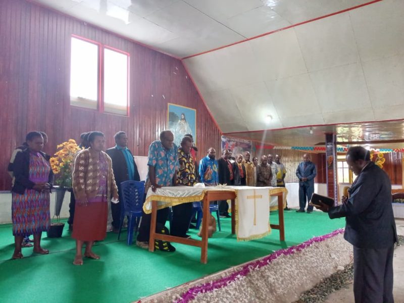 ​“Penuh Syukur: Pdt. Alberth Pekei, S.Th., M.Th. bersama Ketua Panitia Yonas Kotouki, M.Pd. dan pengurus jemaat saat forum evaluasi dan pembubaran Panitia HUT ke-75 Gereja KINGMI Bethani Bomou I di Deiyai, Minggu (18/1/2026).”