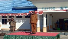 Bupati Deiyai, Melkianus Mote, ST, saat memberikan amanat dalam Apel Gabungan ASN di halaman Kantor Bupati, Senin (12/1).