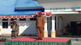 Bupati Deiyai, Melkianus Mote, ST, saat memberikan amanat dalam Apel Gabungan ASN di halaman Kantor Bupati, Senin (12/1).