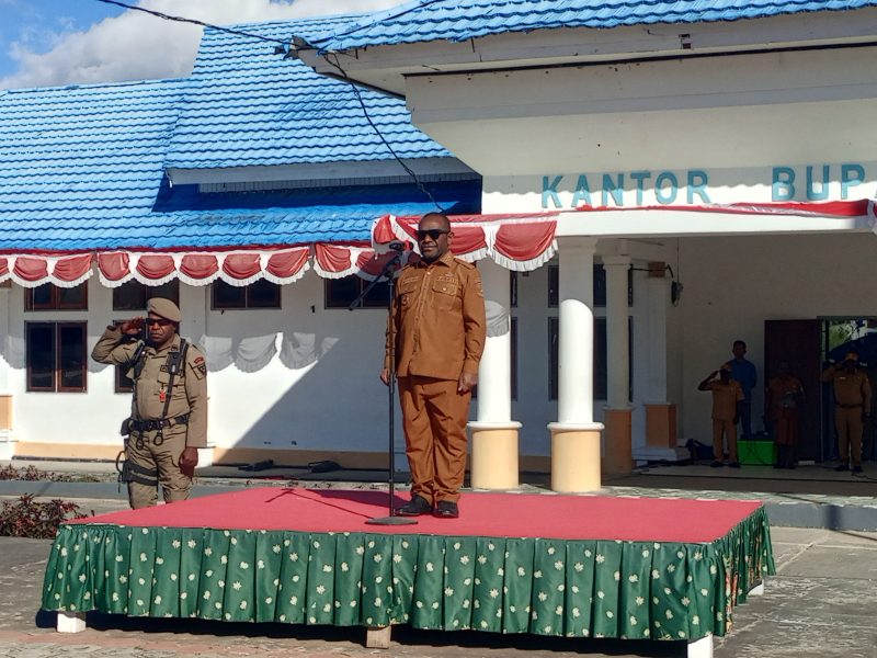 Bupati Deiyai, Melkianus Mote, ST, saat memberikan amanat dalam Apel Gabungan ASN di halaman Kantor Bupati, Senin (12/1).