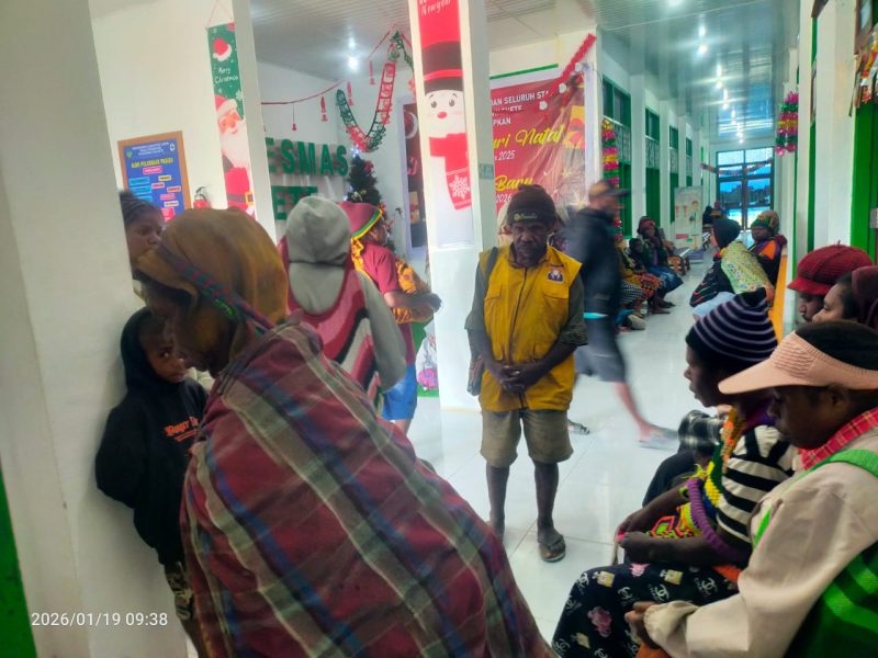 Suasana pelayanan di Puskesmas Waghete, Kabupaten Deiyai. Dengan rata-rata kunjungan 40-70 pasien per hari, puskesmas ini terus berkomitmen memberikan pelayanan kesehatan yang adil dan tanpa diskriminasi bagi seluruh warga.