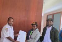 Kepala Dinas Pertanian Aleks Pigai, S.Pd., M.Pd menyerahkan SK kepada Lince Mote yang didampingi Admin Penyuluh John Pigai pada Rabu, 21/1/2026. 