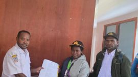 Kepala Dinas Pertanian Aleks Pigai, S.Pd., M.Pd menyerahkan SK kepada Lince Mote yang didampingi Admin Penyuluh John Pigai pada Rabu, 21/1/2026. 