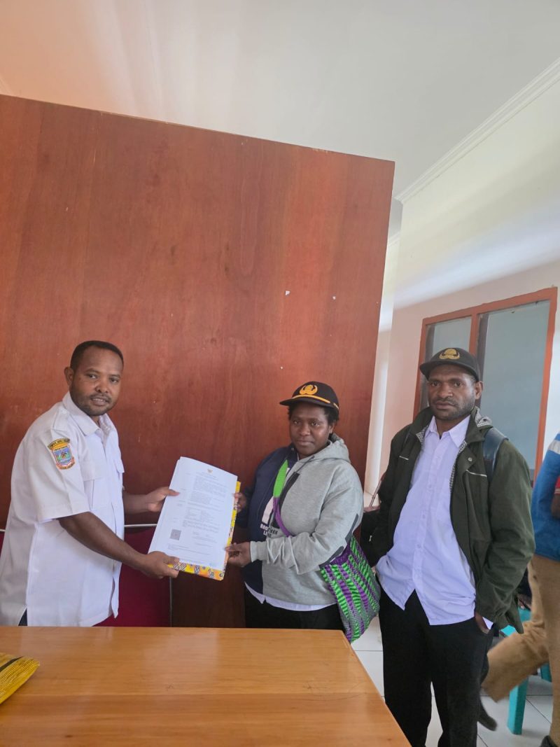 Kepala Dinas Pertanian Aleks Pigai, S.Pd., M.Pd menyerahkan SK kepada Lince Mote yang didampingi Admin Penyuluh John Pigai pada Rabu, 21/1/2026. 