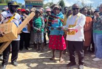 Bupati Deiyai bersama Wakil Bupati Ayub Pigome menyerahkan bantuan alat kerja, bibit sayur, dan mesin babat kepada masyarakat serta OPD di halaman Kantor Bupati (22/1). 