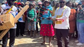 Bupati Deiyai bersama Wakil Bupati Ayub Pigome menyerahkan bantuan alat kerja, bibit sayur, dan mesin babat kepada masyarakat serta OPD di halaman Kantor Bupati (22/1). 