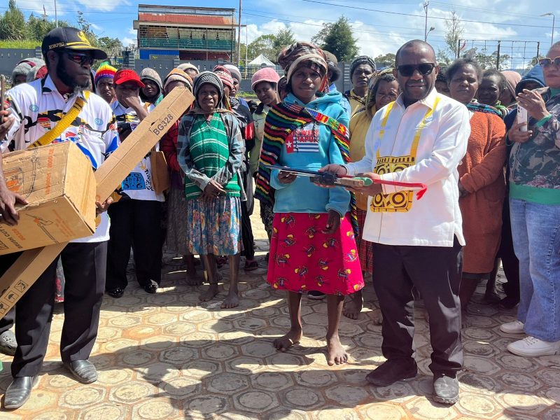 Bupati Deiyai bersama Wakil Bupati Ayub Pigome menyerahkan bantuan alat kerja, bibit sayur, dan mesin babat kepada masyarakat serta OPD di halaman Kantor Bupati (22/1). 
