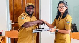 Yehezkiel Kotouki serahkan Jabatan Kabag Hukum kepada Kabag baru Meleni Sendi Senin, 26/1/2026.