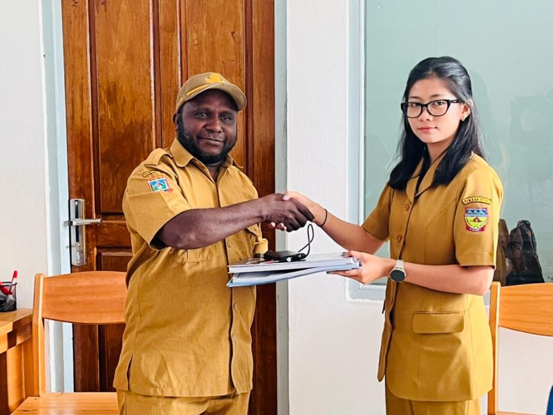 Yehezkiel Kotouki serahkan Jabatan Kabag Hukum kepada Kabag baru Meleni Sendi Senin, 26/1/2026.